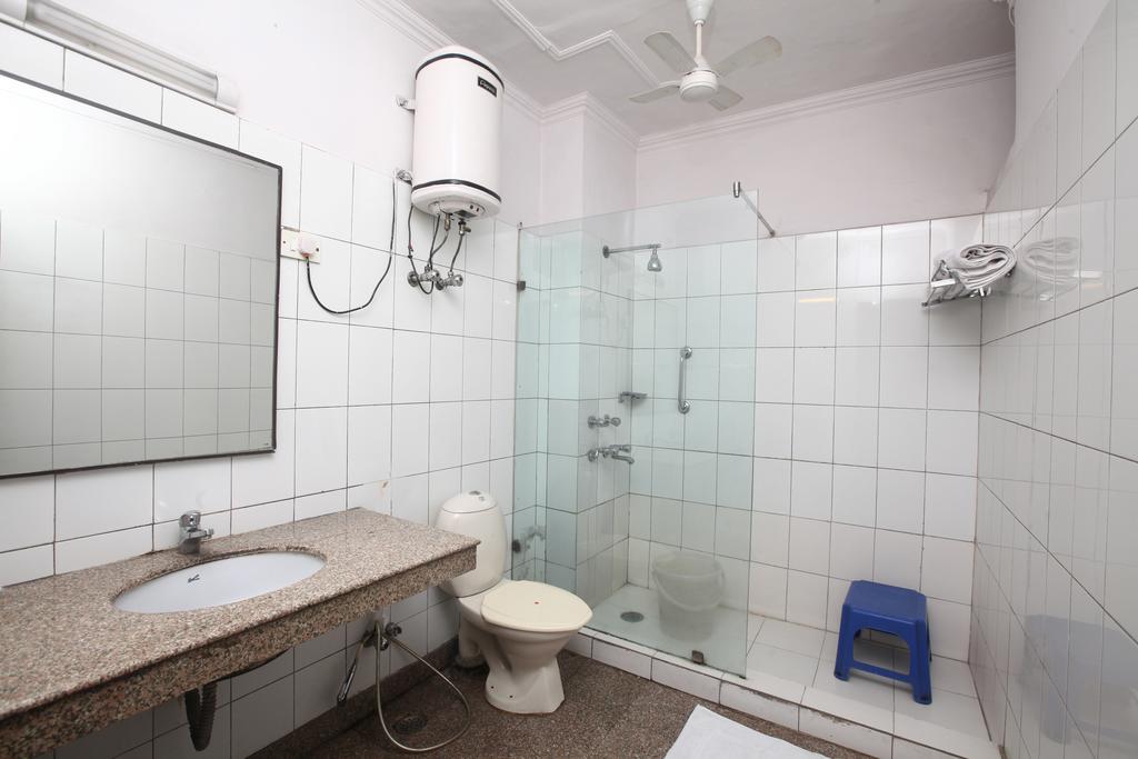 Oyo 358 Sarojini Nagar Hotel New Delhi Bilik gambar